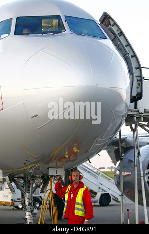 Schönefeld, Deutschland, wird ein Flugzeug für den Start vorbereitet Stockfoto