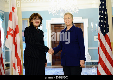 Außenministerin Clinton liefert Bemerkungen mit georgischen Außenminister Panjikidze Stockfoto