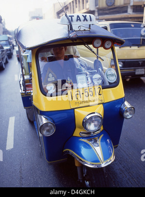 Tuk-Tuk-Taxi auf der Straße, Silom, Bang Rak Bezirk, Bangkok, Thailand Stockfoto