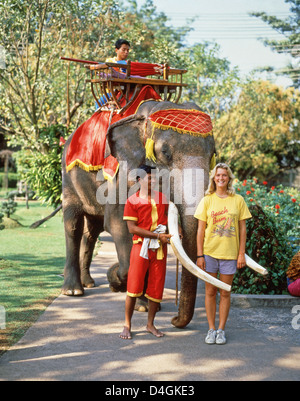 Weibliche Touristen mit zeigen Elefanten im The Rose Garden, Schulkind, Provinz Nakhon Pathom, Thailand Stockfoto