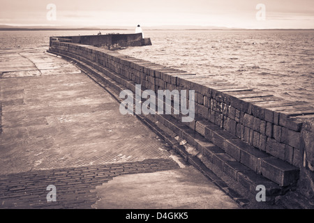 Pier im Hafen von Burghead in Schottland an einem bewölkten Tag Stockfoto