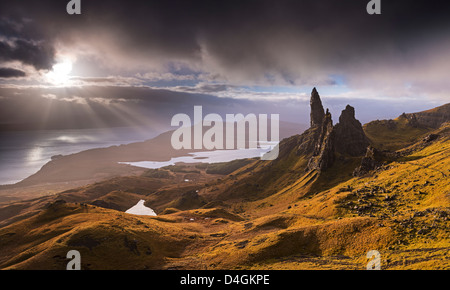 Dramatisches Licht auf der Old Man of Storr, Isle Of Skye, Schottland. Herbst (November) 2012. Stockfoto