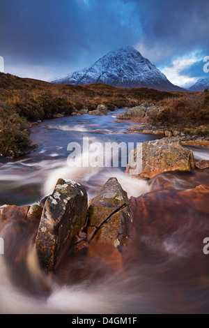 Highland Bach durch Rannoch Moor in Richtung Buachaille Etive Mor Mountain, Schottland. Herbst (November) 2012. Stockfoto