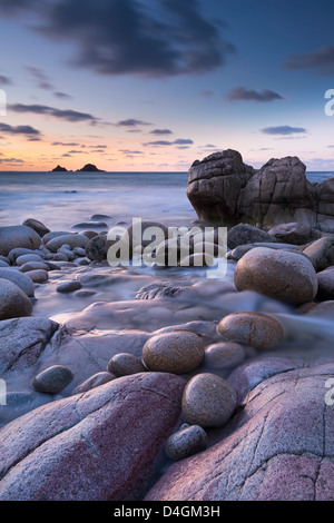 Dämmerung auf der kornischen Felsenbucht am Porth Nanven, Cornwall, England. Winter (Dezember) 2012. Stockfoto