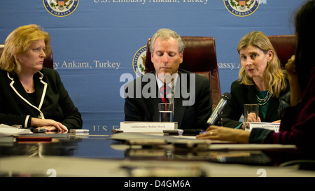 Assistant Secretary Richard, Botschafter Ford und USAID stellvertretender Administrator Lindborg beteiligen sich an einen runden Tisch Stockfoto