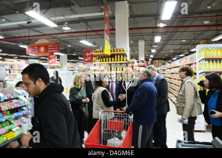 Assistant Secretary Richard und USAID stellvertretender Administrator Lindborg besuchen ein World Food Programm Distributionszentrum in Amman Stockfoto