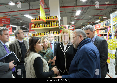 Assistant Secretary Richard und USAID stellvertretender Administrator Lindborg besuchen ein World Food Programm Distributionszentrum in Amman Stockfoto