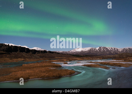 Aurora Borealis über Þingvellir, die antike Stätte des isländischen Parlaments, Nationalpark Þingvellir, Island.