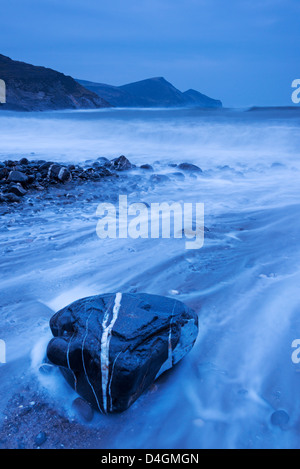 Atlantische Brandung gegen das Ufer des Crackington Haven an einem stürmischen Wintertag, Cornwall, England. Winter (Februar) 2013. Stockfoto