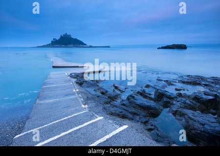 Slipway am St. Michaels Mount bei Dämmerung, Marazion, Cornwall, England. Winter (März) 2013. Stockfoto