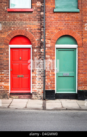 Bunte Haustüren von zwei aneinander grenzenden Häusern der Stadt in England Stockfoto