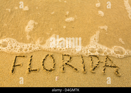 Florida - geschrieben im Sand am Strand Textur - weiche Welle des Meeres. Stockfoto