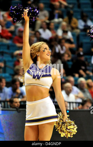 13. März 2013 Las Vegas, NV. Washington Huskies Cheerleader führt in der ersten Hälfte während der College-Basketball-Spiel zwischen der Washington Huskies und die Washington State Cougars während der Pac-12-Turnier im MGM Grand Arena Center in Las Vegas, Nevada... Louis Lopez/CSM Stockfoto