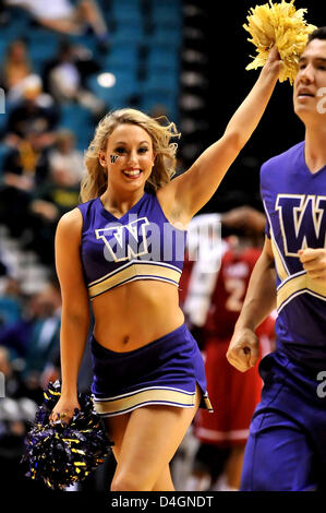 13. März 2013 Las Vegas, NV. Washington Huskies Cheerleader führt in der ersten Hälfte während der College-Basketball-Spiel zwischen der Washington Huskies und die Washington State Cougars während der Pac-12-Turnier im MGM Grand Arena Center in Las Vegas, Nevada... Louis Lopez/CSM Stockfoto