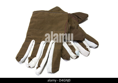 Ein paar warme Handschuhe in brauner Stoff für den Winter auf einem weißen Hintergrund in. Stockfoto