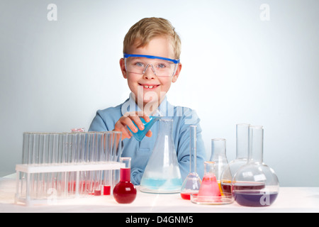 Eine begeisterte junge Blick in die Kamera während experiment Stockfoto