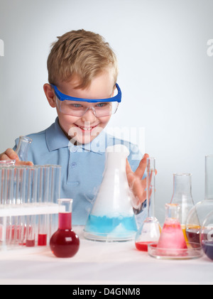 Eine begeisterte junge betrachtet man die Ergebnisse seines Experiments Stockfoto