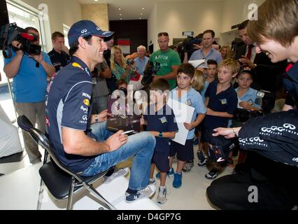 Melbourne, Australien. 13. März 2013.   Melbourne 13. März 2013 Xinhua australischen Formel 1 Fahrer Mark Webber von Red Bull Racing Zeichen Autogramme für Kinder während A Media Event vor The Australian Grand Prix Formel 1 in Melbourne Australien Credit: Action Plus Sportbilder / Alamy Live News Stockfoto