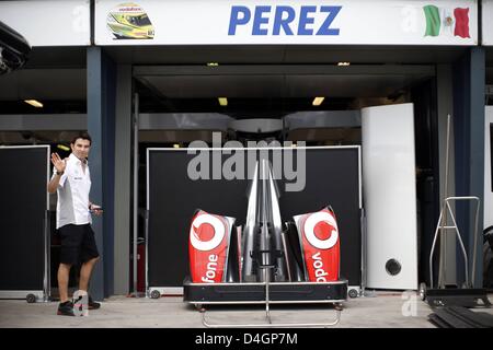 Melbourne, Australien. 13. März 2013.  FIA Formula One World Championship 2013 Grand Prix Australien Garage 6 Sergio Perez MEX Vodafone McLaren Mercedes Kredit: Aktion Plus Sportbilder / Alamy Live News Stockfoto