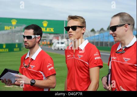 Melbourne, Australien. 13. März 2013.  Marussia britischer Fahrer Max Chilton zu Fuß rund um die Strecke mit Ingenieuren Formel 1 GP Melbourne Credit: Aktion Plus Sportbilder / Alamy Live News Stockfoto