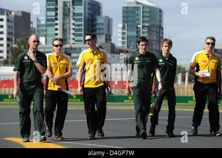 Melbourne, Australien. 13. März 2013.  Wandern rund um die Strecke mit Fahrer Charles Pic und Ingenieure Formel 1 GP Melbourne Credit Renault-Team: Action Plus Sportbilder / Alamy Live News Stockfoto