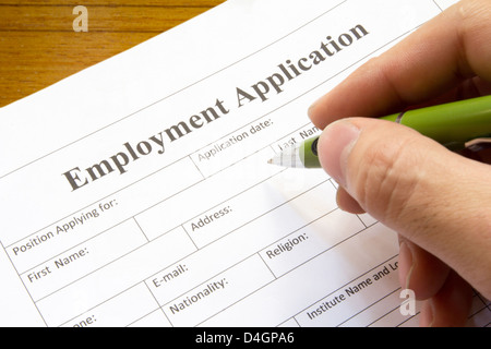 die Hand des Mannes mit einem Füllfederhalter über leere "Antrag auf Beschäftigung" Stockfoto