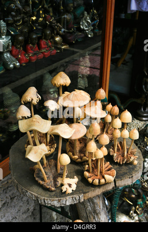 Hölzerne Pilze angezeigt an der Vorderseite ein Souvenir-Shop in Ubud, Bali, Indonesien Stockfoto