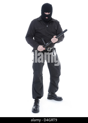 Antiterror Polizei Mann trug schwarzen Uniformen und schwarzen Maske hält fest Polizei Club in beiden Händen voller Tatendrang Stockfoto