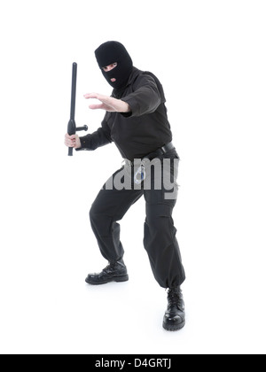 Anti-Terror-Polizei Mann trug schwarzen Uniformen und schwarzen Maske hält fest Polizei Club in einer hand Stockfoto