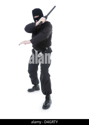 Anti-Terror-Polizei Mann trug schwarzen Uniformen und schwarzen Maske hält fest in einer Hand in die Luft erhoben Polizei club Stockfoto