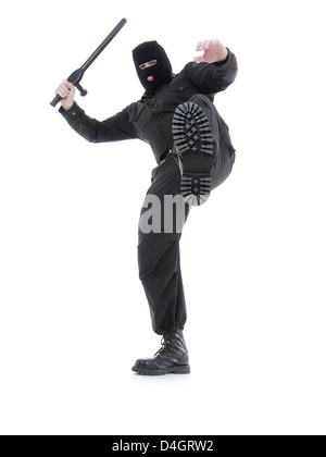 Anti-Terror-Polizei Mann trug schwarzen Uniformen und schwarzen Maske machen einen Kick, geschossen auf weiß Stockfoto