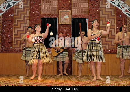 Maori Tanz-Performance, Te Puia, Rotorua, Nordinsel, Neuseeland Stockfoto