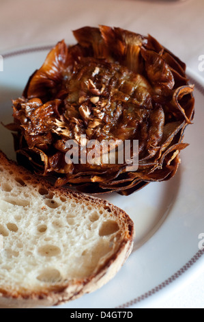 Italien, Latium, Rom, jüdisches Ghetto, Restaurant, Carciofi ein La Giudia, eine jüdische römische Spezialität gebratene Artischocken Stockfoto