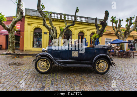 Altes Auto als Taxi auf gepflasterte Straße in Colonia del Sacramento, Uruguay, Südamerika Stockfoto