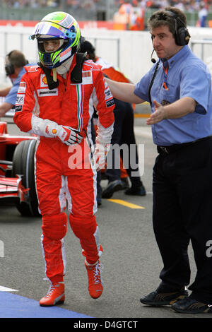 Brasilianischer Formel-1-Pilot Felipe Massa von Scuderia Ferrari orientiert sich entfernt an ein Steward, nachdem das Qualifying in Silverstone Rennen verfolgen in der Nähe von Towcester Northamptonshire, Großbritannien, 5. Juli 2008. Die Formel 1 British Grand Prix statt findet am 6. Juli 2008. Foto: Jens Büttner Stockfoto