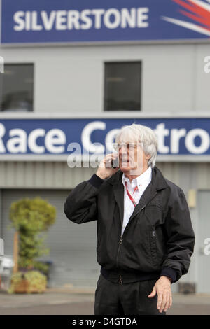 Formel 1-Boss Bernie Ecclestone verhandelt im Fahrerlager an der Silverstone Rennstrecke in der Nähe von Towcester Northamptonshire, Großbritannien, 5. Juli 2008. Die Formel 1 British Grand Prix statt findet am 6. Juli 2008. Foto: Carmen Jaspersen Stockfoto