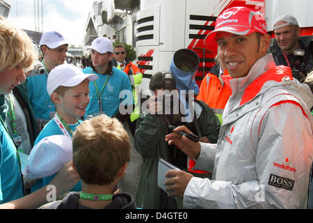 Britische Formel1-Fahrer Lewis Hamilton von McLaren Mercedes gibt Autogramme nach das dritte Training beim Silverstone-Rennen verfolgen in der Nähe von Towcester Northamptonshire, Großbritannien, 5. Juli 2008. Die Formel 1 British Grand Prix statt findet am 6. Juli 2008. Foto: Carmen Jaspersen Stockfoto