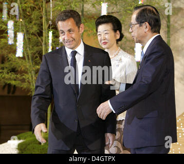 Japanese Prime Minister Yasuo Fukuda (R), seine Frau Kiyoko Fukuda (C) und der französische Präsident Nicolas Sarkozy während der Abendveranstaltung des G8-Gipfels in Toyako, Japan, 7. Juli 2008 zu sehen. Bis 9. Juli 2008 Insel die Staats-und Regierungschefs des so genannten G8-Länder auf dem nördlichen japanischen verleihen Hokkaido. Foto: TIM BRAKEMEIER Stockfoto