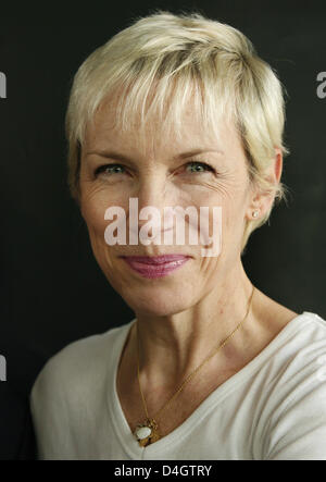 Englische Pop-Sängerin Annie Lennox dargestellt, während "Burda Live" Events bei Hubert Burda Media in Offenburg, Deutschland, 7. Juli 2008. Lennox sagte, sie hatte widmete sich dem Kampf gegen Aids und HIV-Prävention in Afrika fördern wollte. Foto: ROLF HAID Stockfoto