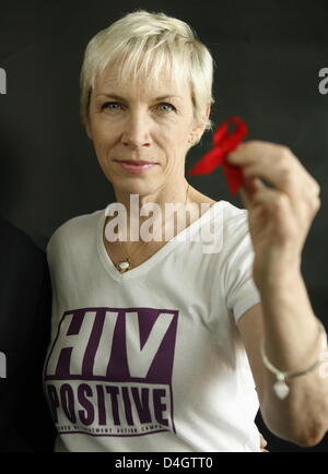 Englische Pop-Sängerin Annie Lennox stellt mit dem roten Band "Aids" während der Burda Live-Veranstaltung bei Hubert Burda Media in Offenburg, Deutschland, 7. Juli 2008. Frau Lennox sagte, sie hatte widmete sich dem Kampf gegen Aids und HIV-Prävention in Afrika fördern wollte. Foto: ROLF HAID Stockfoto