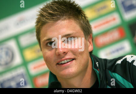 Österreichische Neuzugang des Bundesligisten Werder Bremen, Sebastian Proedl, beantwortet Fragen auf einer Pressekonferenz am Weserstadium in Bremen, Deutschland, 8. Juli 2008. 21-j hrige Prödl übertragen vom österreichischen Verein SK Sturm Graz. Foto: CARMEN JASPERSEN Stockfoto