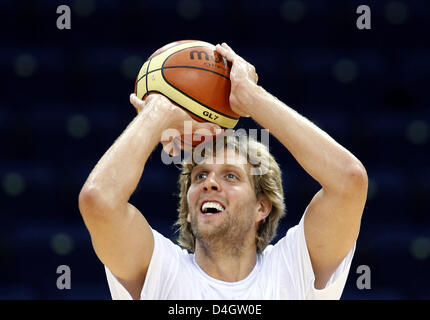 Dirk Nowitzki Deutschland national Basketball Mannschaft wirft den Ball während einer Übung in "Color Line Arena" in Hamburg, Deutschland, 8. Juli 2008. Die deutsche Seite steht die kanadische Nationalmannschaft in einem Freundschaftsspiel die 9. Juli 2008 in Hamburg stattfinden wird. Foto: Marcus Brandt Stockfoto