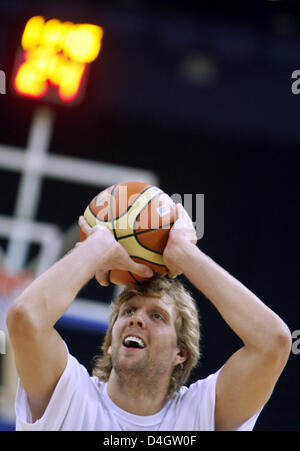 Dirk Nowitzki Deutschland national Basketball Mannschaft wirft den Ball während einer Übung in "Color Line Arena" in Hamburg, Deutschland, 8. Juli 2008. Die deutsche Seite steht die kanadische Nationalmannschaft in einem Freundschaftsspiel die 9. Juli 2008 in Hamburg stattfinden wird. Foto: Marcus Brandt Stockfoto