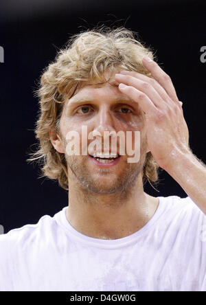 Dirk Nowitzki Deutschland national Basketball Mannschaft gesehen während einer Übung in "Color Line Arena" in Hamburg, Deutschland, 8. Juli 2008. Die deutsche Seite steht die kanadische Nationalmannschaft in einem Freundschaftsspiel die 9. Juli 2008 in Hamburg stattfinden wird. Foto: Marcus Brandt Stockfoto