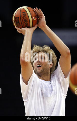 Dirk Nowitzki Deutschland national Basketball Mannschaft wirft den Ball während einer Übung in "Color Line Arena" in Hamburg, Deutschland, 8. Juli 2008. Die deutsche Seite steht die kanadische Nationalmannschaft in einem Freundschaftsspiel die 9. Juli 2008 in Hamburg stattfinden wird. Foto: Marcus Brandt Stockfoto