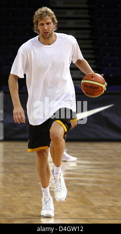 Dirk Nowitzki Deutschland national Basketball Mannschaft dribbelt den Ball während einer Übung in "Color Line Arena" in Hamburg, Deutschland, 8. Juli 2008. Die deutsche Seite steht die kanadische Nationalmannschaft in einem Freundschaftsspiel die 9. Juli 2008 in Hamburg stattfinden wird. Foto: Marcus Brandt Stockfoto