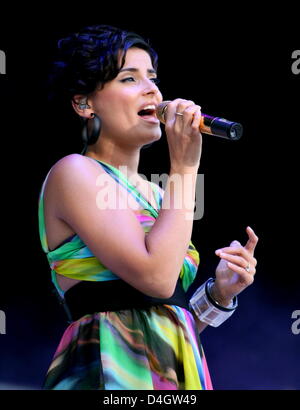 Nelly Furtado ist zu Beginn ihrer Open-Air-Tour in München, Deutschland, 8. Juli 2008 abgebildet. Am Ende des "Get lose" Welttournee die Portugiesisch-kanadische Sängerin vor einem Publikum von nur 10.000 Besucher die nicht einmal die Hälfte durchgeführt gefüllt "Reitstadium Riem". Die meisten der Songs kamen aus ihrem aktuellen Album "Loose", die mehr als sieben Millionen Mal verkauft wurde. Foto: Ange Stockfoto