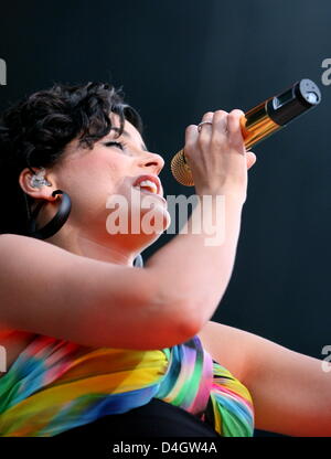 Nelly Furtado ist zu Beginn ihrer Open-Air-Tour in München, Deutschland, 8. Juli 2008 abgebildet. Am Ende des "Get lose" Welttournee die Portugiesisch-kanadische Sängerin vor einem Publikum von nur 10.000 Besucher die nicht einmal die Hälfte durchgeführt gefüllt "Reitstadium Riem". Die meisten der Songs kamen aus ihrem aktuellen Album "Loose", die mehr als sieben Millionen Mal verkauft wurde. Foto: Ange Stockfoto