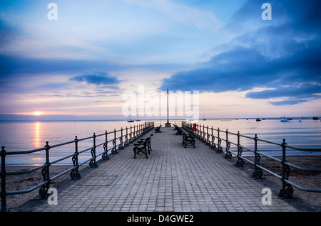 Sommer Sonnenaufgang und leere Bänke ot Banjo-Pier in Swanage in Dorset Stockfoto