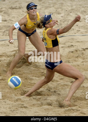 Okka Rau (L) und Stephanie Pohl gezeigt in Aktion während der gesamtdeutschen Halbfinal-match gegen Ludwig und Goller bei der Beachvolleyball Europameisterschaft vor dem Rathaus in Hamburg, Deutschland, 12. Juli 2008. Team Ludwig/Goller besiegte Team Rau/Pohl, 25-23 und 21-19 um die Endrunde zu gelangen. Foto: MARCUS BRANDT Stockfoto